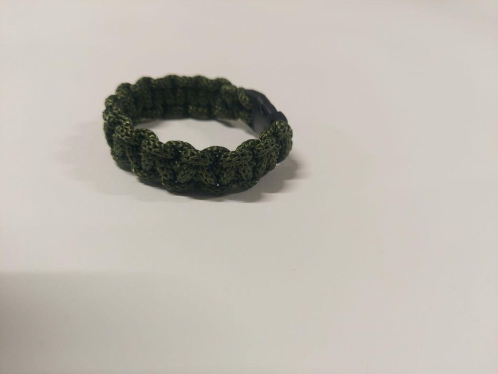 Браслет-оберіг з паракорду хакі