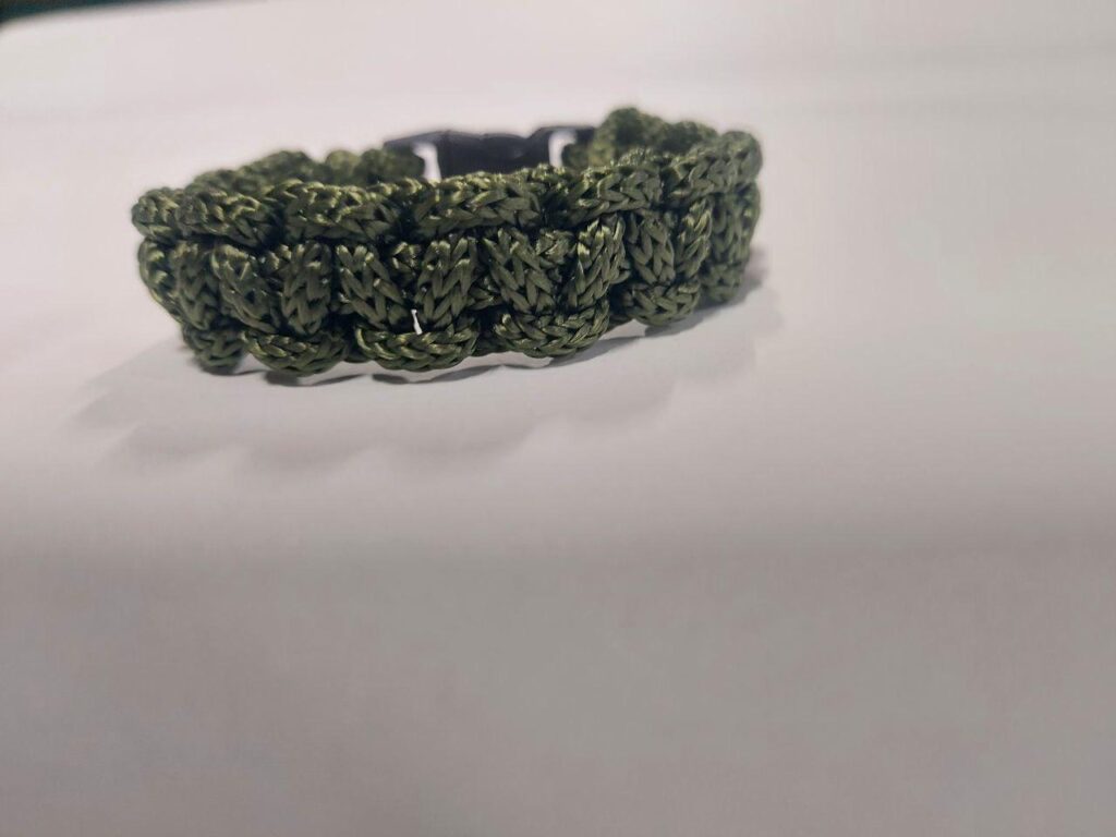 Браслет-оберіг з паракорду хакі