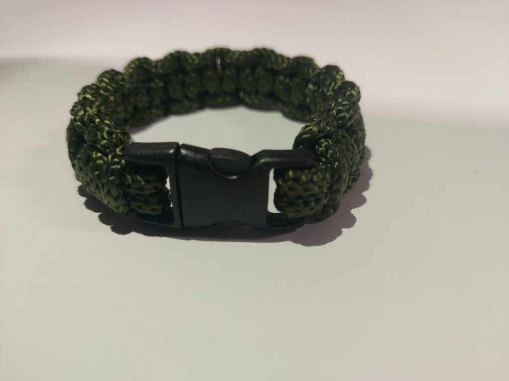 Браслет-оберіг з паракорду хакі