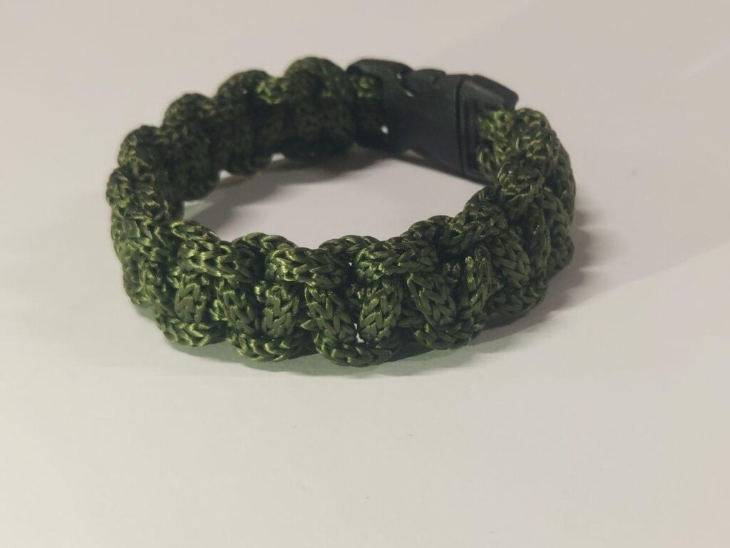 Браслет-оберіг з паракорду хакі