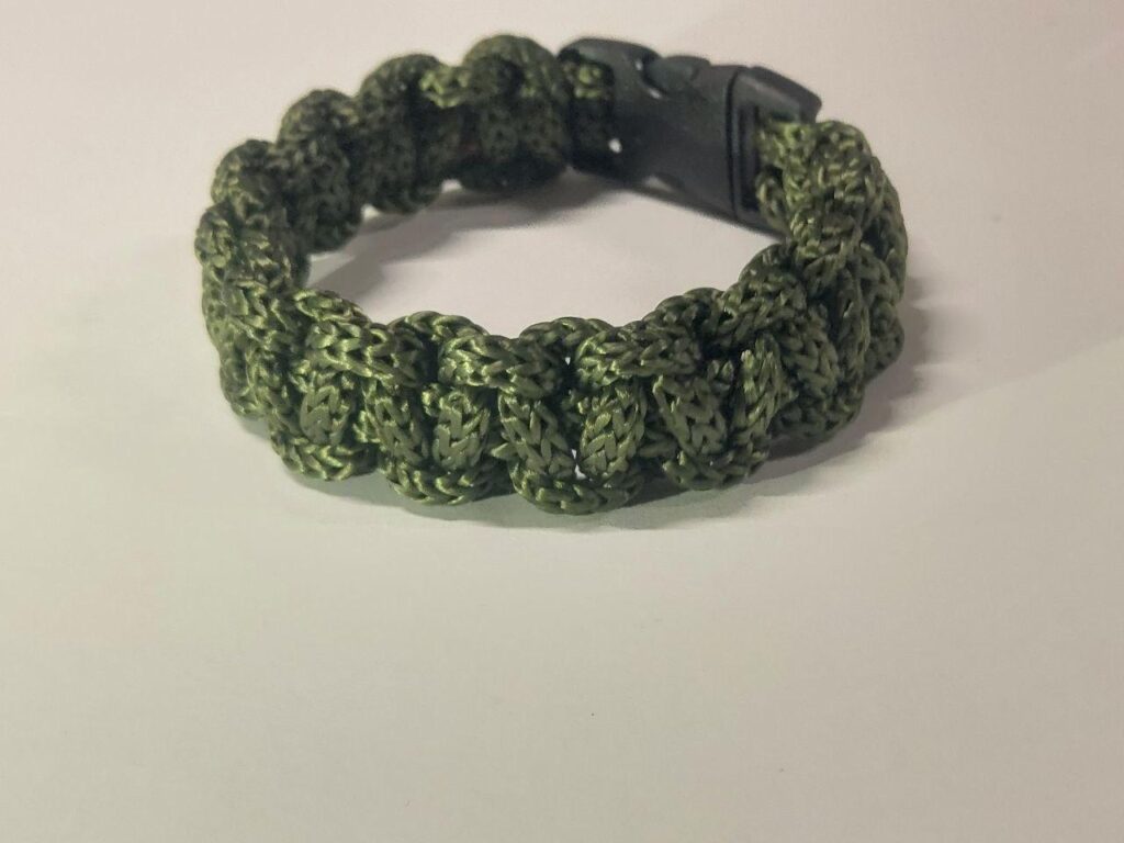 Браслет-оберіг з паракорду хакі