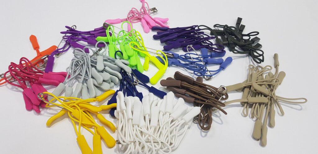 Пулер для бігунка на блискавку чорний з написом classic