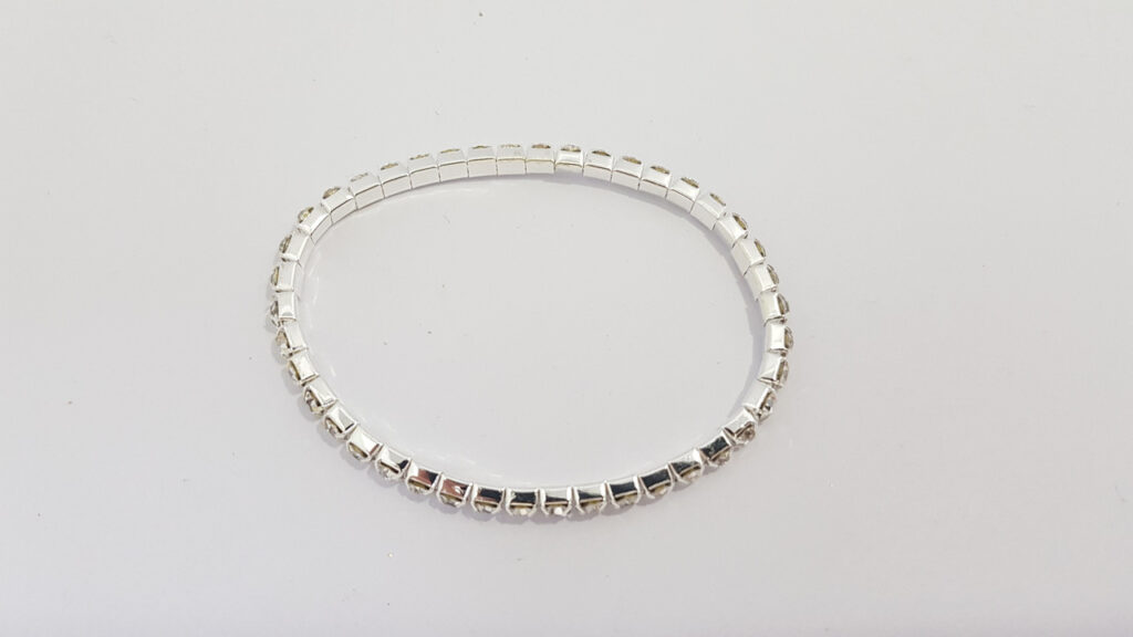 Браслет жіночий сріблястого кольору з кристалами ширина 3 мм на резинці 1 ряд каменів