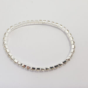 Браслет жіночий сріблястого кольору з кристалами ширина 3 мм на резинці 1 ряд каменів