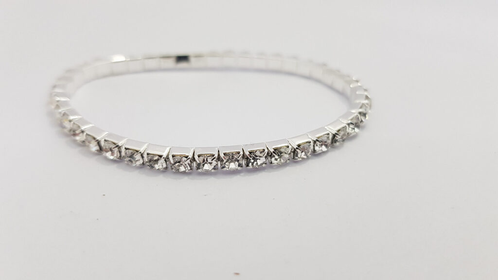 Браслет жіночий сріблястого кольору з кристалами ширина 3 мм на резинці 1 ряд каменів