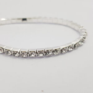 Браслет жіночий сріблястого кольору з кристалами ширина 3 мм на резинці 1 ряд каменів