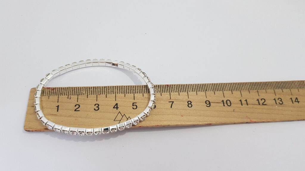 Браслет жіночий сріблястого кольору з кристалами ширина 3 мм на резинці 1 ряд каменів
