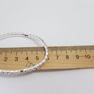 Браслет жіночий сріблястого кольору з кристалами ширина 3 мм на резинці 1 ряд каменів