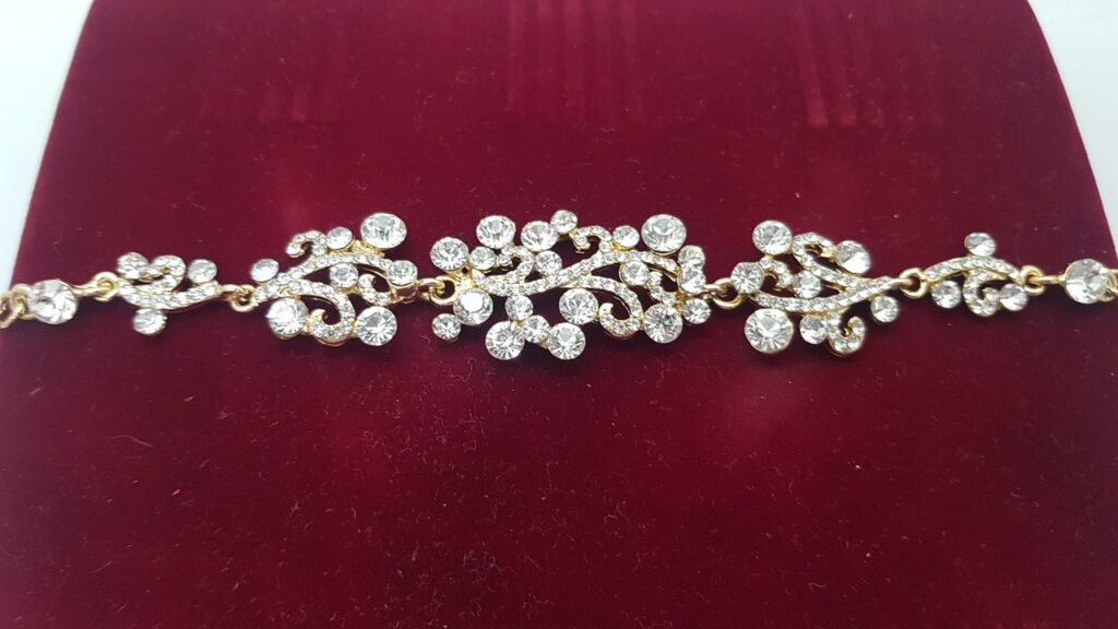 Браслет жіночий ажурний золотистий з каменями ширина 20 мм