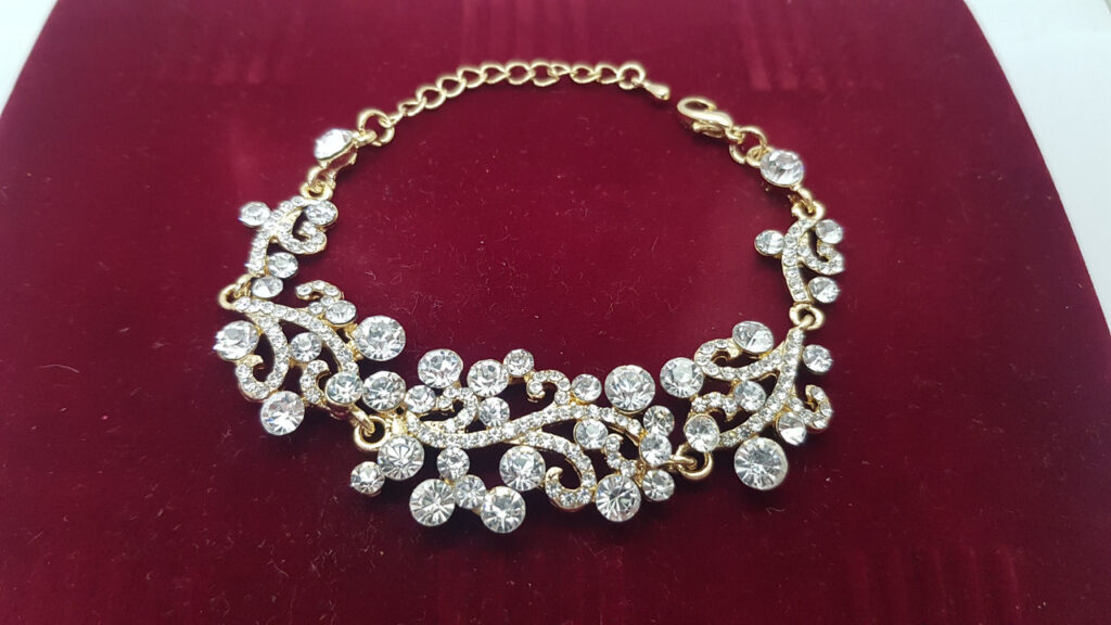 Браслет жіночий ажурний золотистий з каменями ширина 20 мм