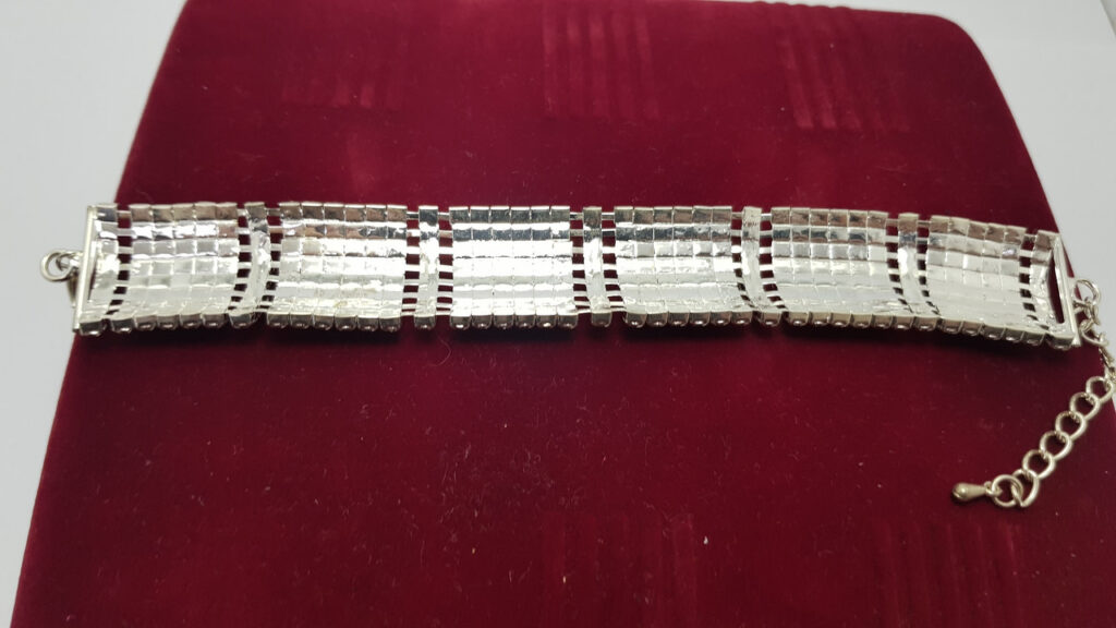 Браслет жіночий сріблястий з білими кристалами ширина 23 мм 8 рядів каменів