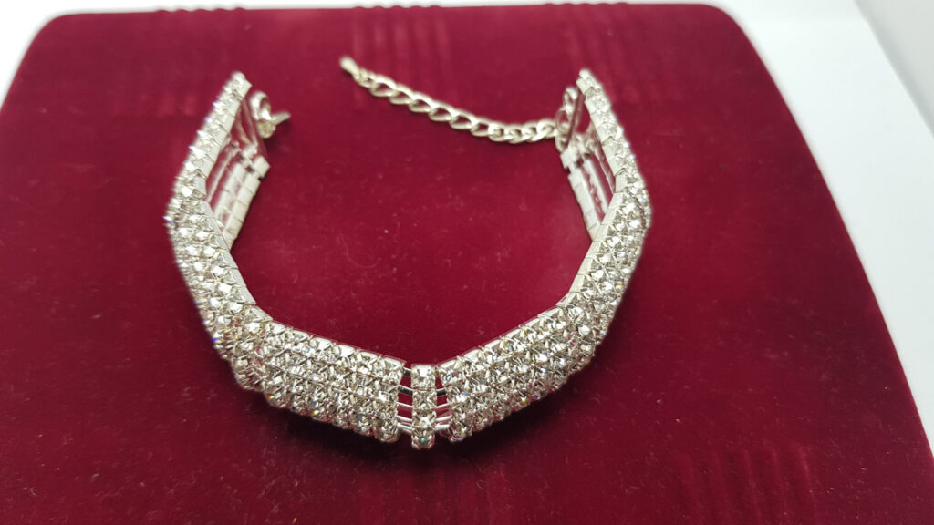 Браслет жіночий сріблястий з білими кристалами ширина 23 мм 8 рядів каменів