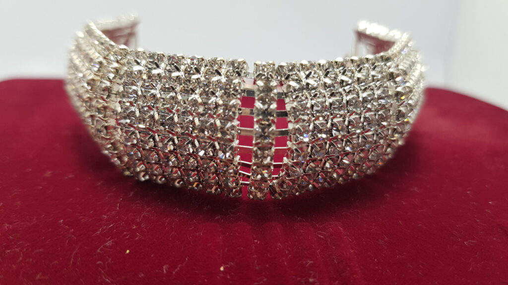 Браслет жіночий сріблястий з білими кристалами ширина 23 мм 8 рядів каменів