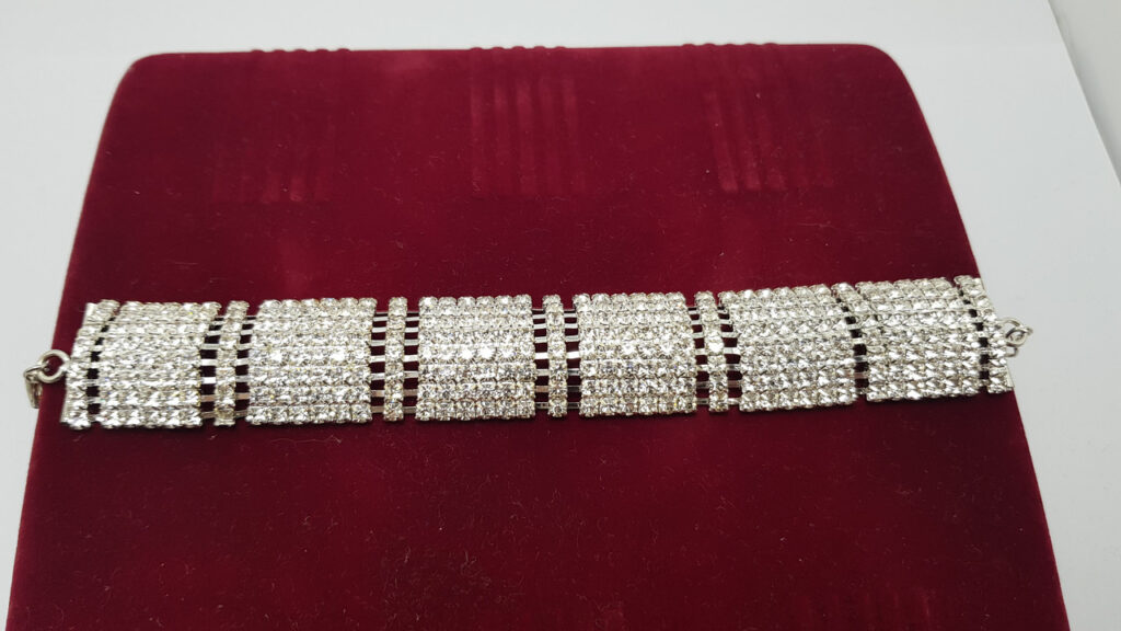 Браслет жіночий сріблястий з білими кристалами ширина 23 мм 8 рядів каменів