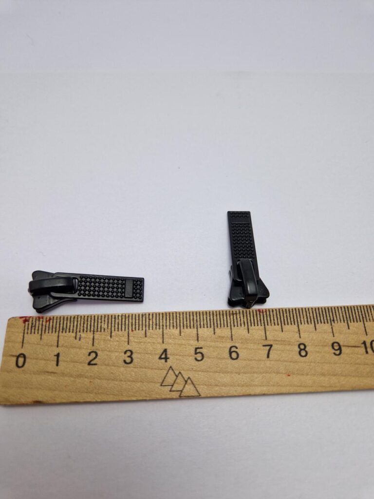 Бігунець на тракторну блискавку чорний, тип 5