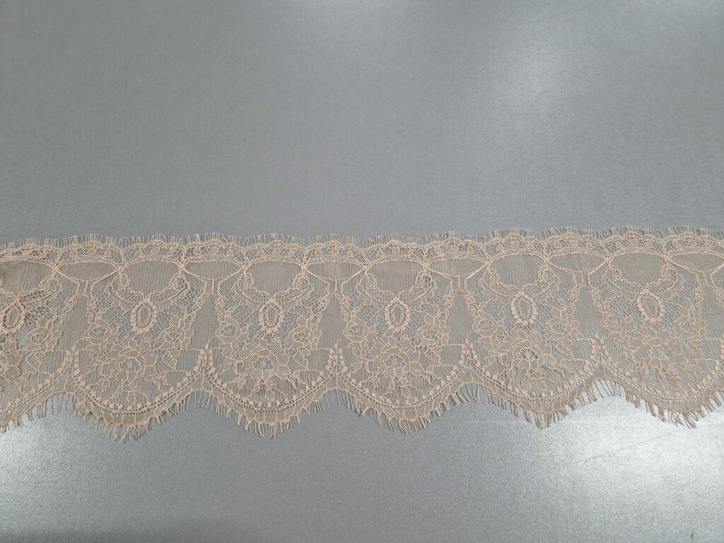 Мереживо французьке світло-персикове, ширина 15.5 см