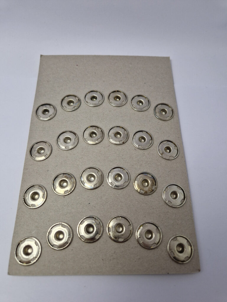 Кнопка пришивна металева white rabbit, колір срібло, 1.7 см