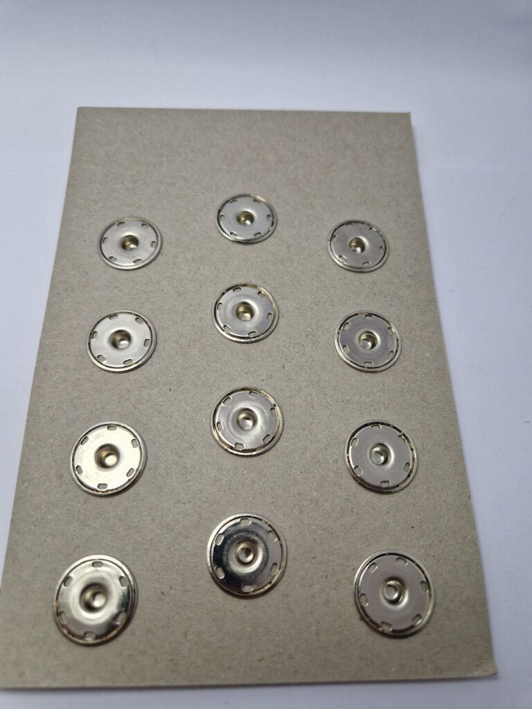 Кнопка пришивна металева white rabbit, колір нікель, 2 см