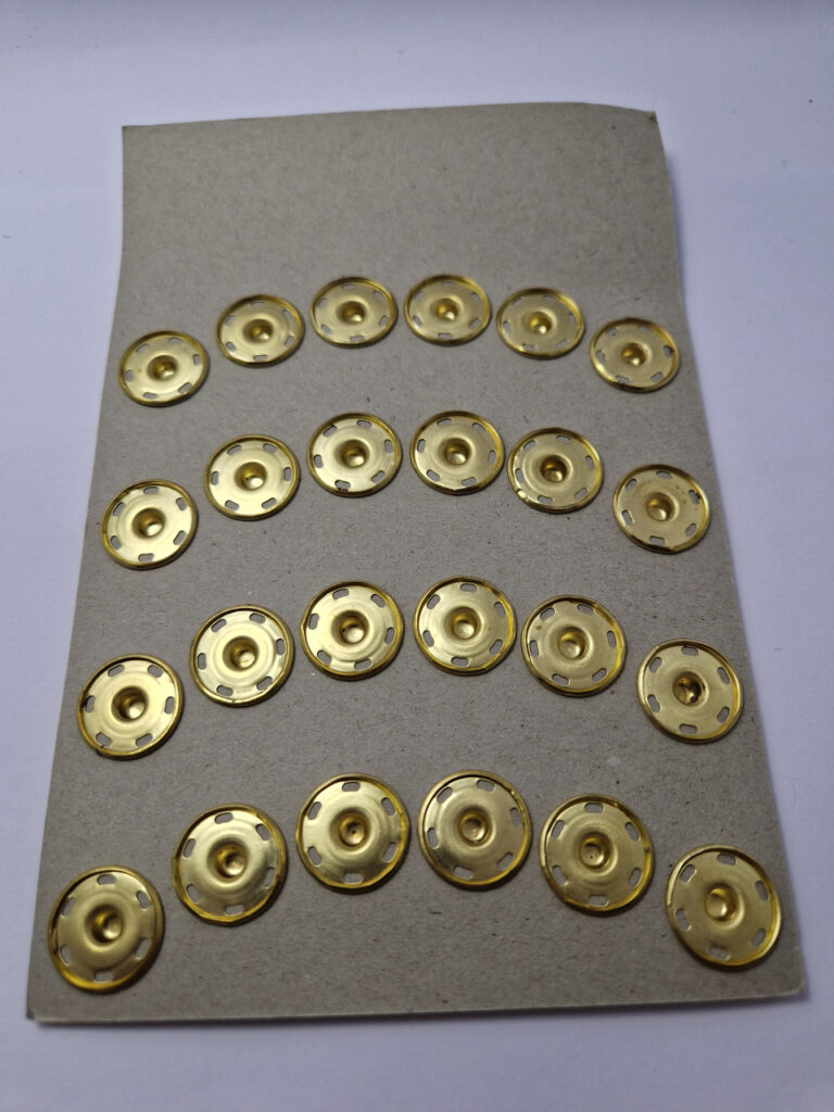 Кнопка пришивна металева white rabbit, колір золото, 1.8 см