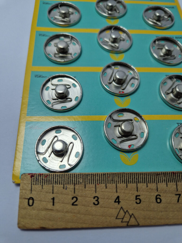 Кнопка пришивна металева white rabbit, колір нікель, 2.5 см