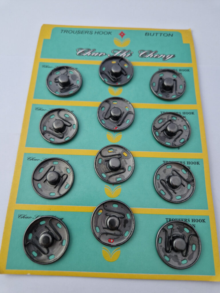 Кнопка пришивна металева white rabbit, колір темний нікель, 2.5 см