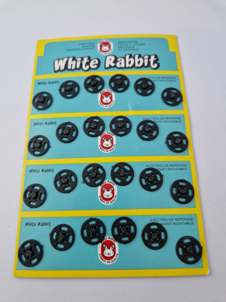 Кнопка пришивна пластикова white rabbit, колір чорна, 1.2 см