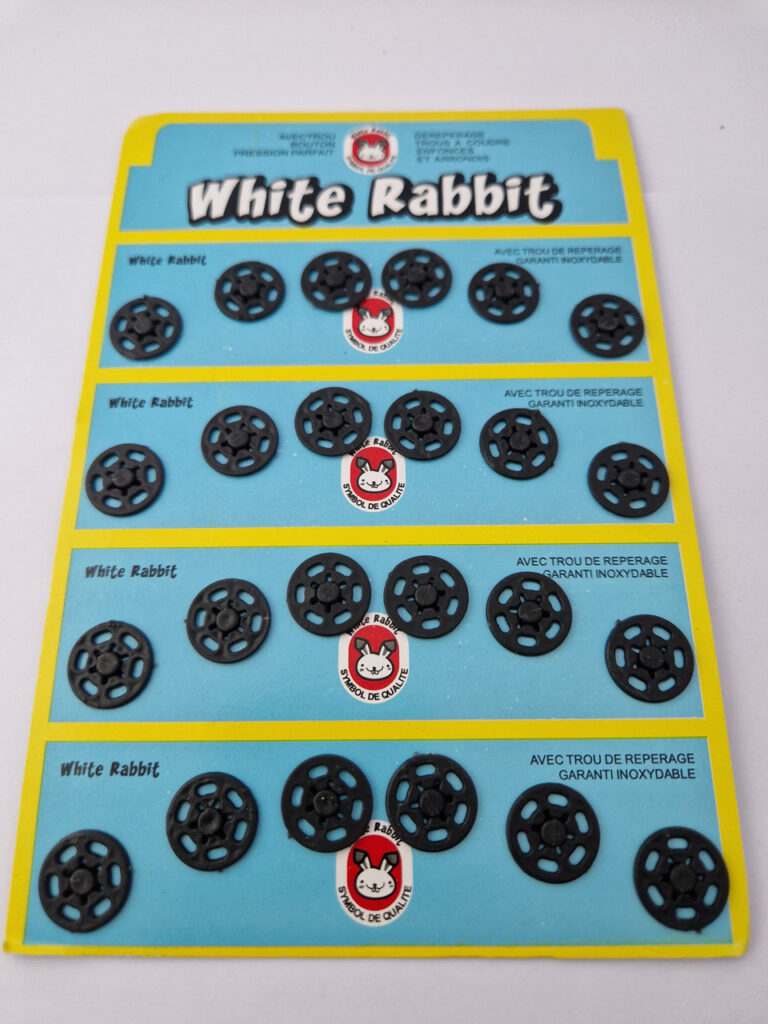 Кнопка пришивна пластикова white rabbit, колір чорна, 1.5 см