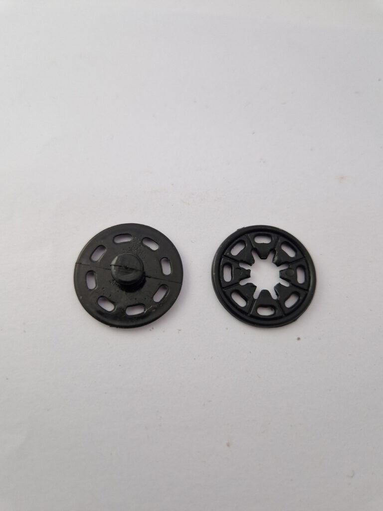 Кнопка пришивна пластикова white rabbit, колір чорний, 2.5 см