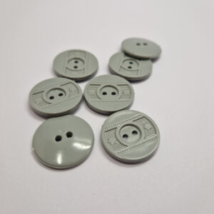 Гудзик сірий з наскрізними отворами діаметром 2.4 см