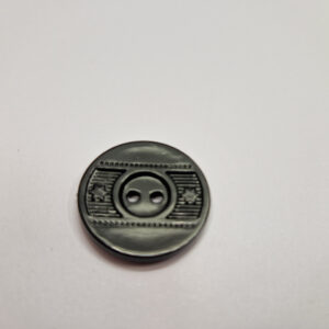 Гудзик чорний з наскрізними отворами діаметром 2.4 см