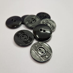 Гудзик чорний з наскрізними отворами діаметром 2.4 см