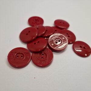 Гудзик червоний з наскрізними отворами діаметром 2.4 см