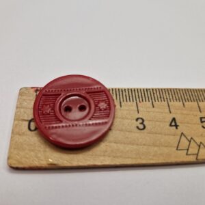 Гудзик червоний з наскрізними отворами діаметром 2.4 см