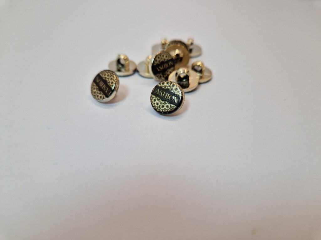 Гудзик на ніжці золотисто-чорна з написом "fashion" 1.2 см