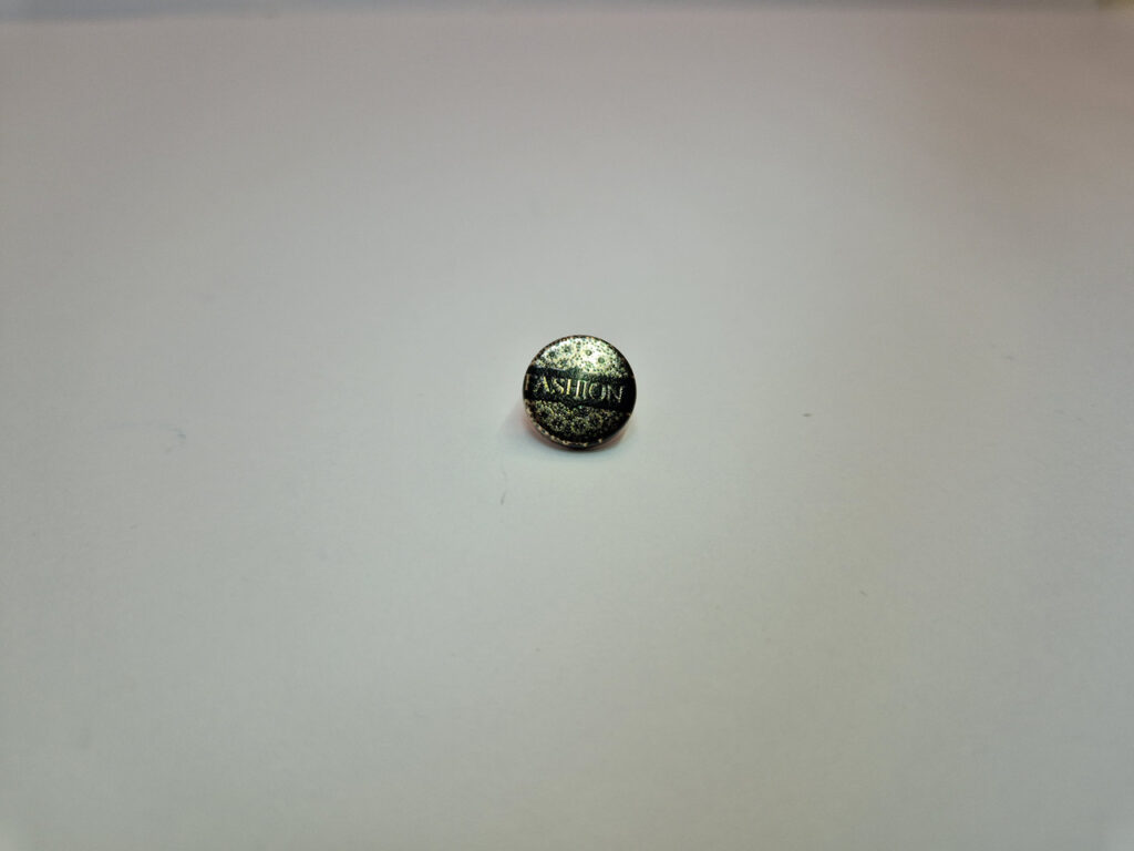 Гудзик на ніжці золотисто-чорна з написом "fashion" 1.2 см