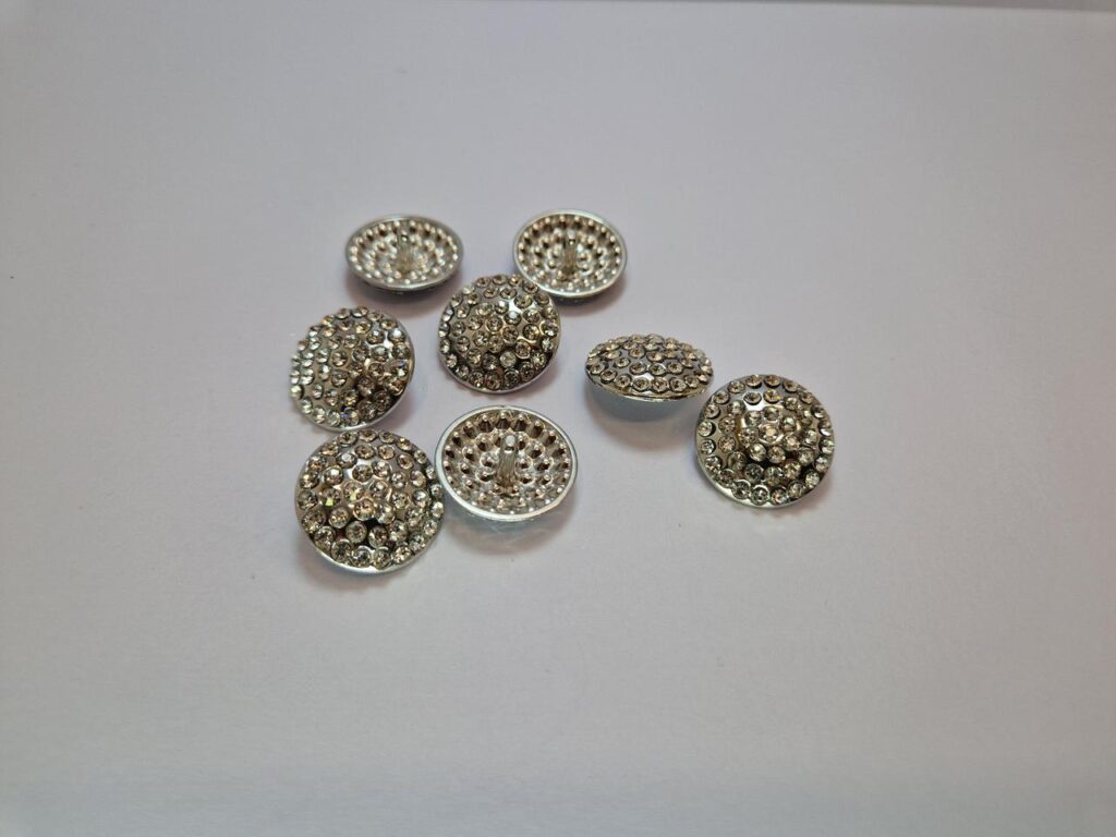 Гудзик на ніжці нікель з камінцями 2.3 см