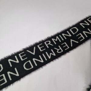 Стрічка мʼяка шерстяна чорно-біла з написом nevermind 4 см