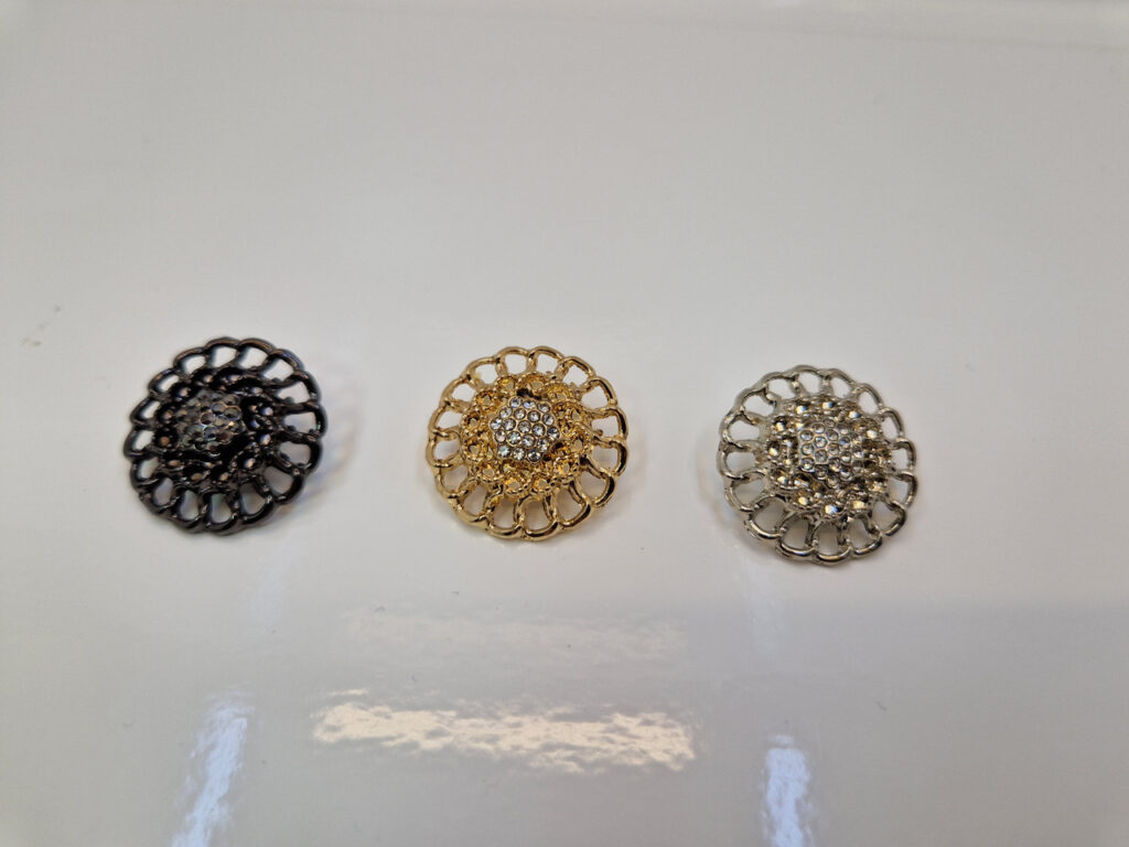 Гудзик на ніжці чорна з камінцями (в наявності три кольори та три розміри) - 2 см