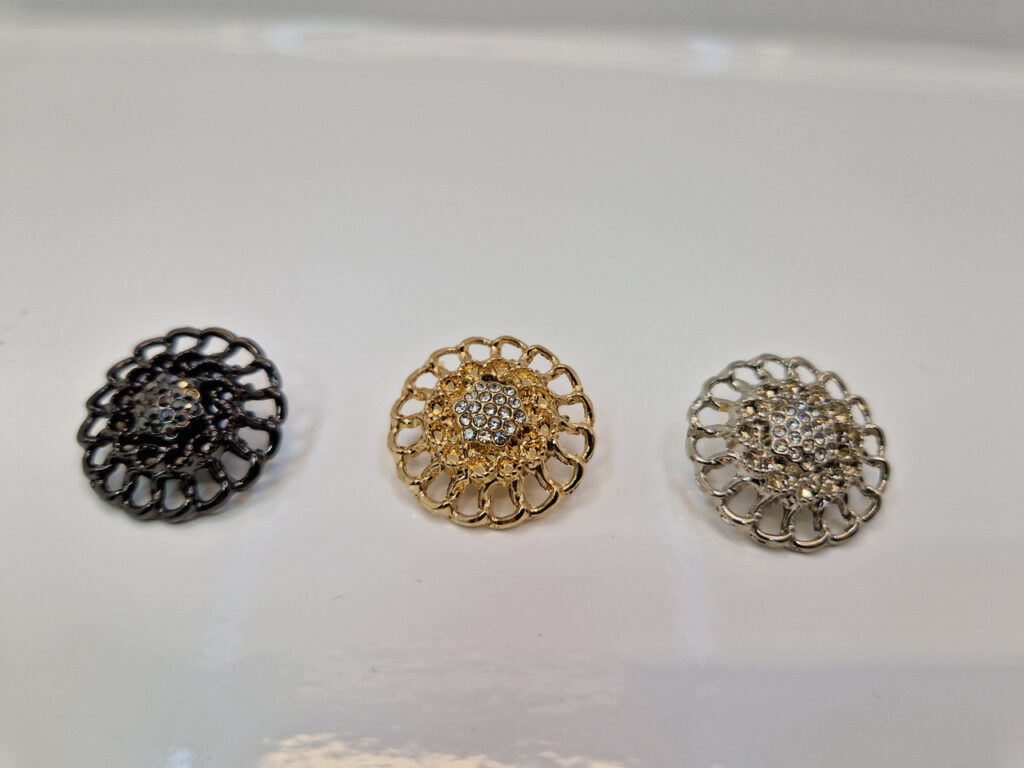 Гудзик на ніжці сріблястий з камінцями (в наявності три кольори та три розміри) - 1,8 см