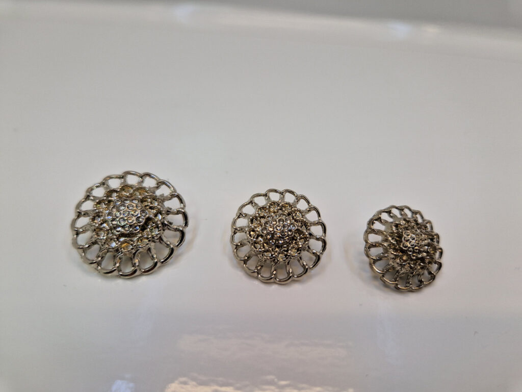 Гудзик на ніжці сріблястий з камінцями (в наявності три кольори та три розміри) - 1,8 см