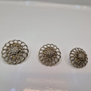 Гудзик на ніжці сріблястий з камінцями (в наявності три кольори та три розміри) - 1,8 см