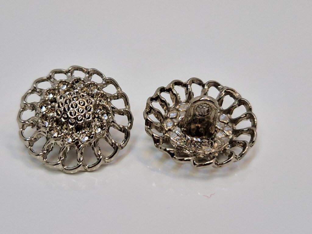 Гудзик на ніжці сріблястий з камінцями (в наявності три кольори та три розміри) - 1,8 см