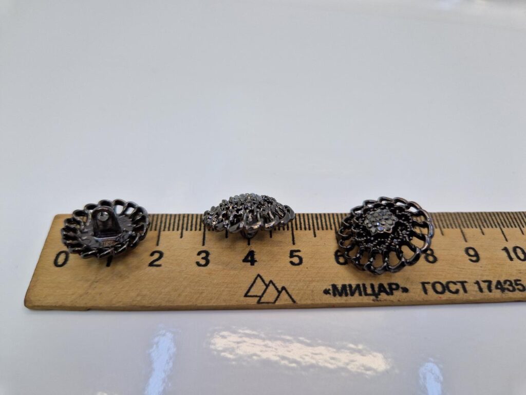 Гудзик на ніжці чорна з камінцями (в наявності три кольори та три розміри) - 2 см