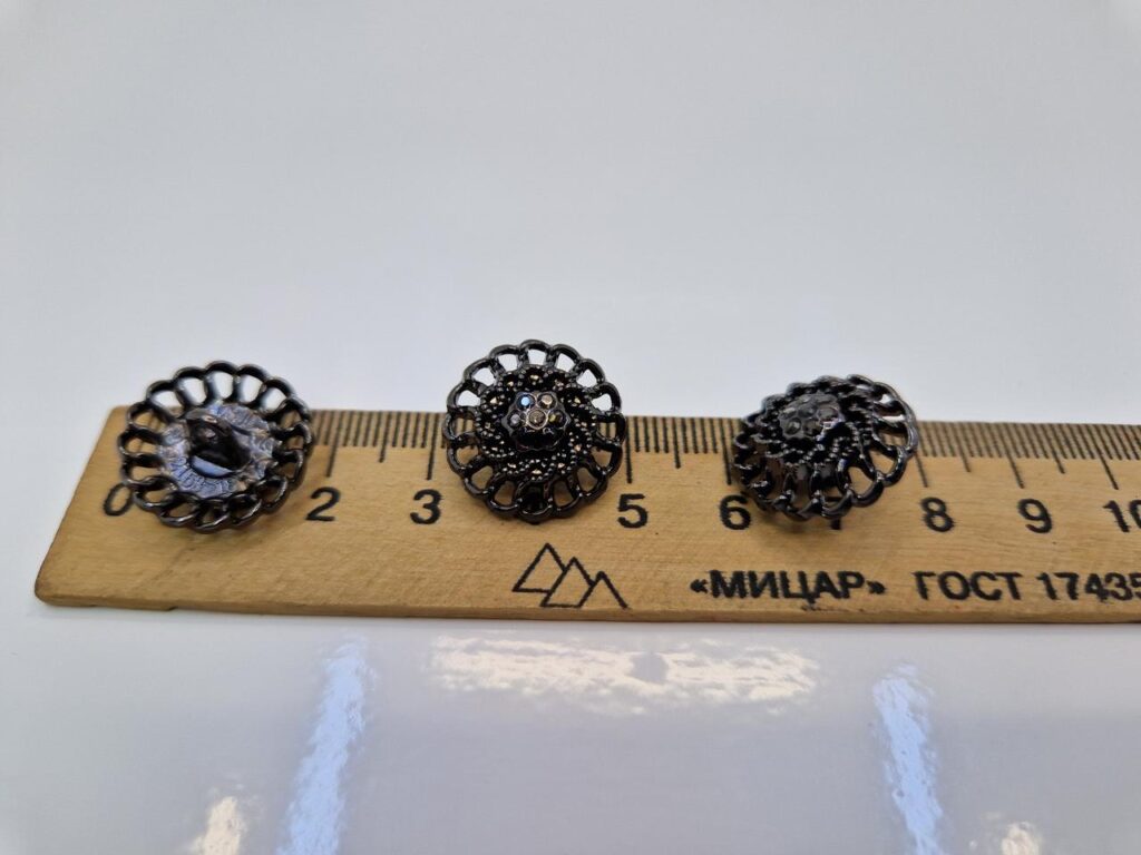 Гудзик на ніжці чорна з камінцями (в наявності три кольори та три розміри) - 1,8 см