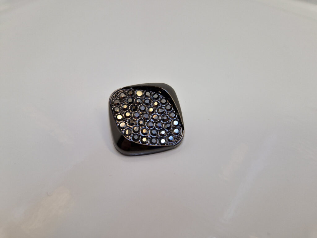 Гудзик на ніжці чорна з камінцями (в наявності три кольори та три розміри) - 2,5 см