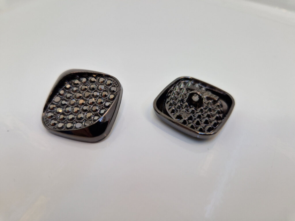 Гудзик на ніжці чорна з камінцями (в наявності три кольори та три розміри) - 2,5 см