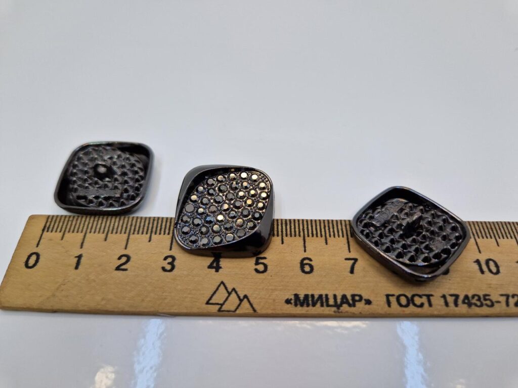 Гудзик на ніжці чорна з камінцями (в наявності три кольори та три розміри) - 2,5 см