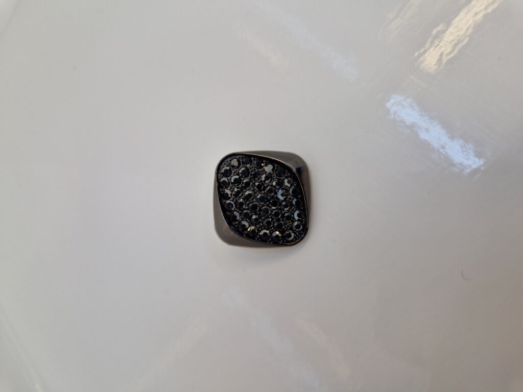 Гудзик на ніжці чорна з камінцями (в наявності три кольори та три розміри) - 2 см