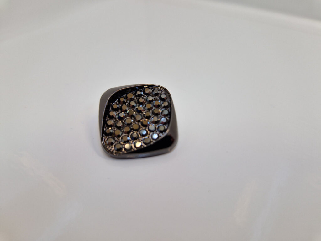 Гудзик на ніжці чорна з камінцями (в наявності три кольори та три розміри) - 2 см