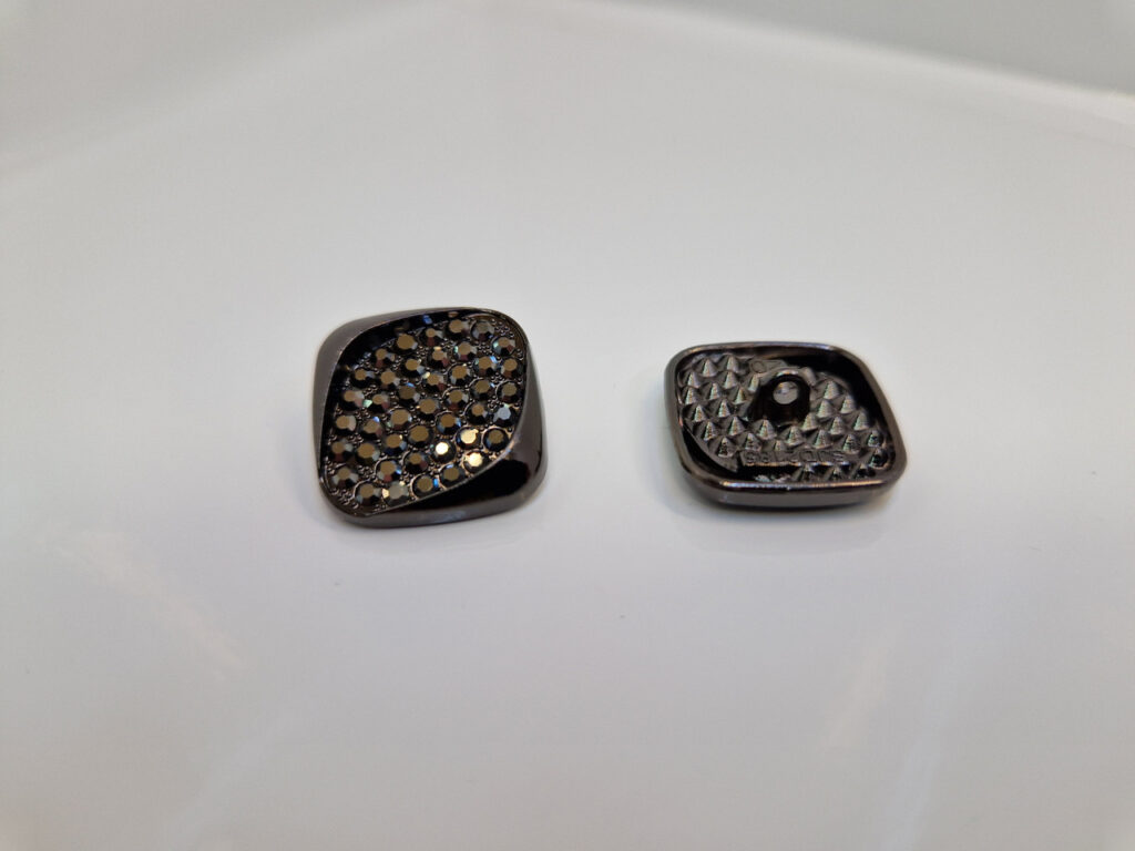 Гудзик на ніжці чорна з камінцями (в наявності три кольори та три розміри) - 2 см